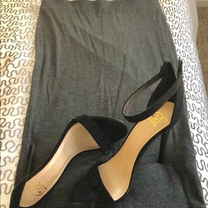 Sexy charcoal grey, mid rise, fitted pencil skirt!